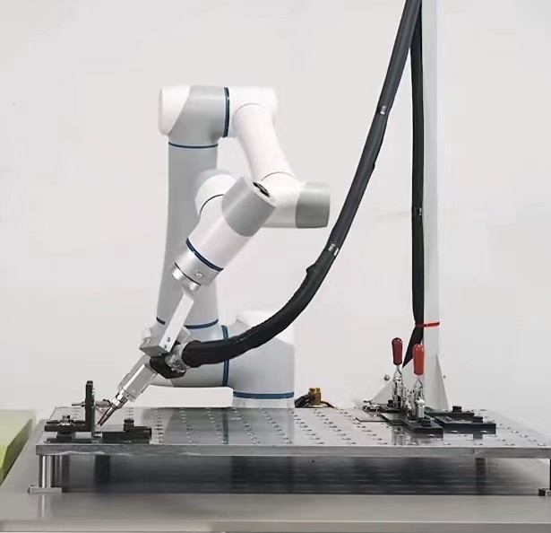 Kaynak Makineleri için 1300mm Menzilli Kooperatif Robot 6 Eksenli cobot'u yaygın olarak kullanın