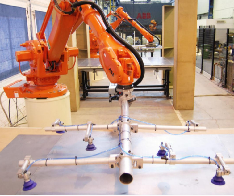 Fotovoltaik Endüstrisinde Tornavida Olarak Güneş Panellerini Kavrayan Kuka Abb Robot Kol Kaynak Armatürü