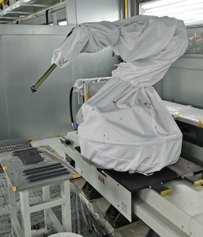 Otomobil Fabrikası Boya Atölyesinde ABB Robot Kapak Koruma Kıyafeti Yanmaz