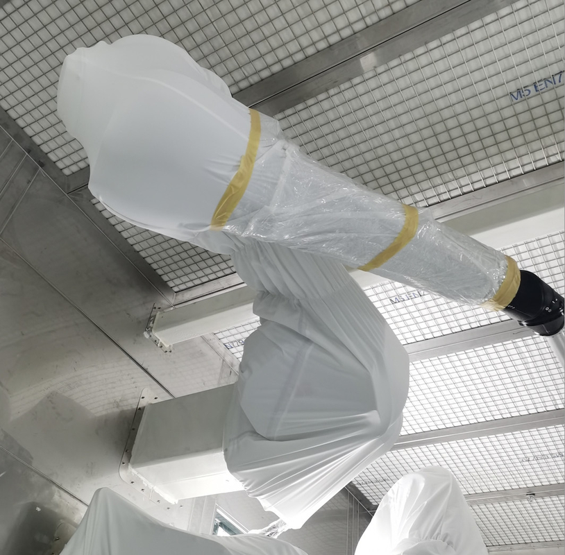Otomobil Fabrikası Boya Atölyesinde ABB Robot Kapak Koruma Kıyafeti Yanmaz