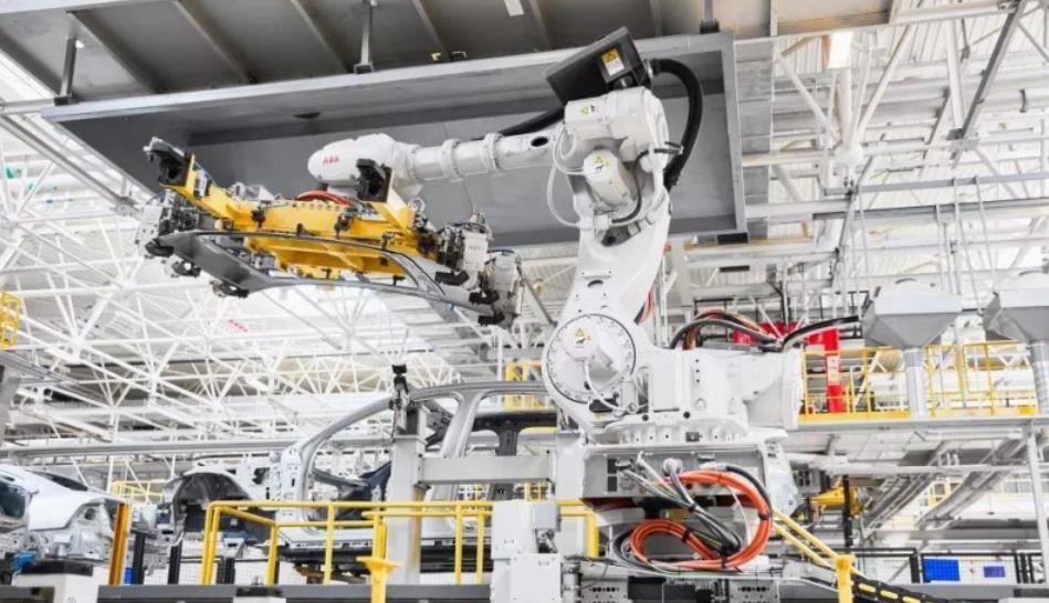 Altı Eksenli Abb Robot Kol Oyma Şekillendirme IRB 8700 Robotu Otomotiv Fabrikalarında Kaynak İşlemini Paletliyor