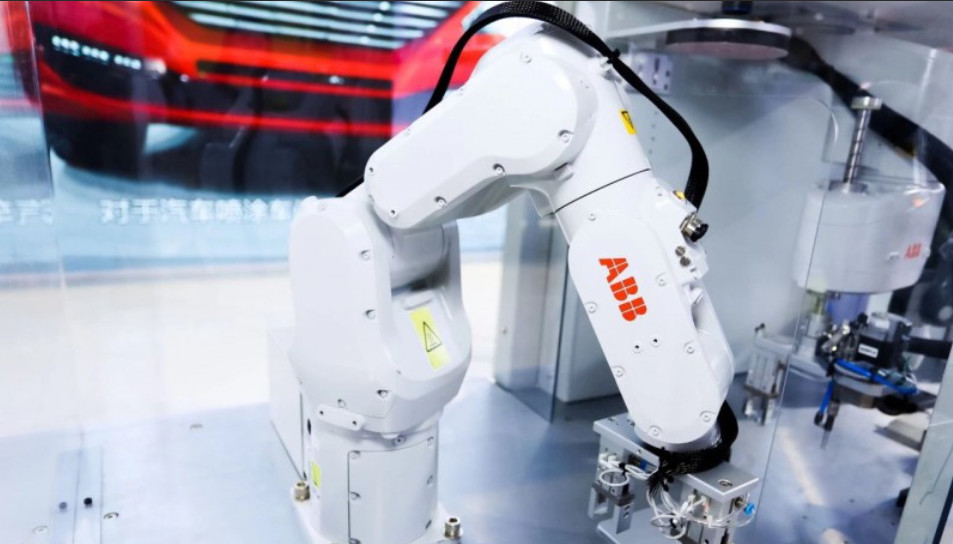 Altı Eksenli Abb Robot Kol Oyma Şekillendirme IRB 8700 Robotu Otomotiv Fabrikalarında Kaynak İşlemini Paletliyor