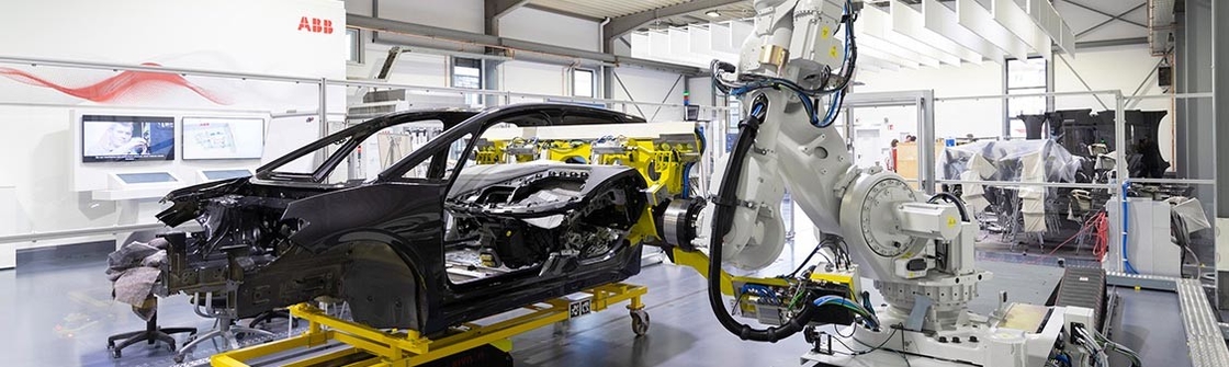 Altı Eksenli Abb Robot Kol Oyma Şekillendirme IRB 8700 Robotu Otomotiv Fabrikalarında Kaynak İşlemini Paletliyor