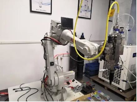 Fiber Lazer Kaynak Robot Sistemi ABB Kuka Fanuc 6 Eksen Robot Kol Derinliği 0.04-6mm
