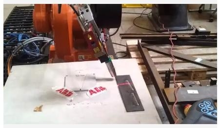 Fiber Lazer Kaynak Robot Sistemi ABB Kuka Fanuc 6 Eksen Robot Kol Derinliği 0.04-6mm